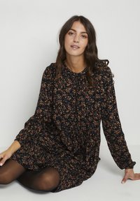 Kaffe AMBER - Blusenkleid - black multi col flower print