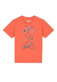 Koraalrood katoenen T-shirt met drie fiets graphic in blauw en zwart in verschillende stijlen: racen, stadsfietsen en mountainbiken. Korte mouwen.