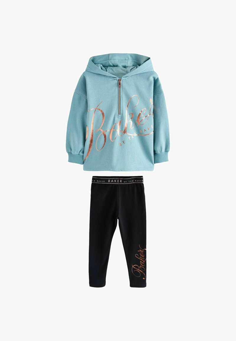 Sudadera con capucha y cremallera en azul claro con escritura en color oro rosa; combinada con leggings negros que presentan detalles y logo a juego. Tela suave, corte relajado.