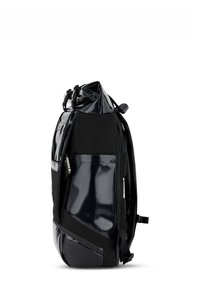 Fekete hátizsák fényes, vízálló anyagból, matt textúrájú oldalakkal. Állítható pántokkal és húzott tetejű zárással rendelkezik.