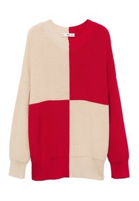Sweter dzianinowy z blokowym wzorem w kolorze czerwonym i beżowym, szerokim dekoltem, opadającymi ramionami oraz ściągaczami na rękawach i u dołu.