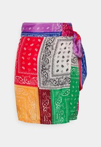 Kleurvolle bandana-print wikkelrok met secties in rood, blauw, groen, geel, paars en oranje, versierd met paisley-patronen en een strik in de taille.