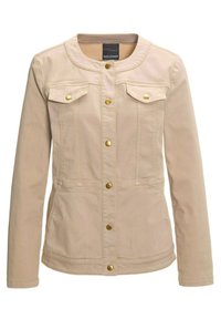 Beige katoenen jack met twee borstzakken, gouden hardware, drukknoopjes, gestikte details en een ronde halslijn. Klassieke snit.