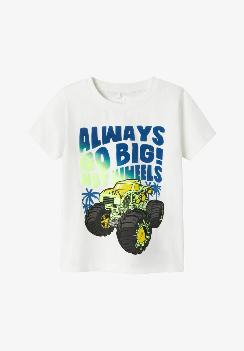 Hvid bomulds t-shirt med et grafik af en gul monstertruck med store sorte dæk, og teksten "ALWAYS GO BIG! HOT WHEELS" i blå og grøn.