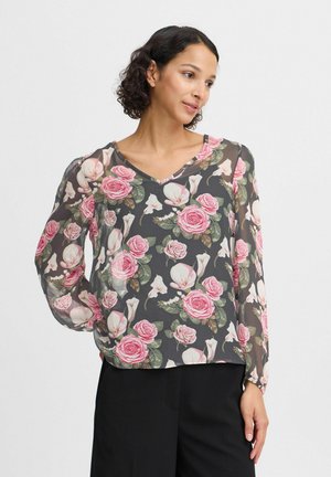 Gennemsigtig bluse med lange ærmer i grå med et blomster mønster der har pink roser og hvide magnolier; V-udskæring og elastiske manchetter.