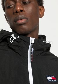 Tommy Jeans CHICAGO UNISEX - Vetrovka - black