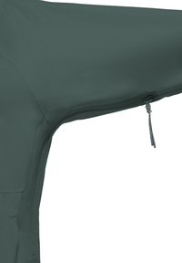 Dunkelgrüne Stoffecke mit einem teilweise geöffneten Reißverschluss und einer geflochtenen Zipperkordel.