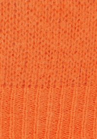 Klart orange stickad tyg med ett strukturerat mönster och ribbad nederkant. Mjuk yta med synliga fibrer genom hela tyget.