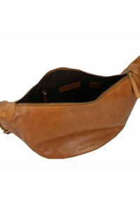 Borsa in pelle color camel con una texture liscia, dotata di un'apertura con zip, interno in tessuto scuro e un logo goffrato discreto nella parte inferiore.