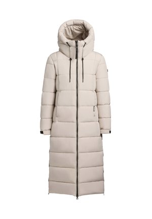 Long manteau matelassé beige avec un col haut et des cordons de serrage ajustables, doté d'une fermeture éclair à l'avant et d'un rembourrage matelassé horizontal.