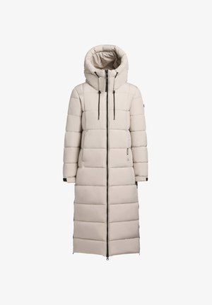 Lang beige pufferjas met een hoge kraag en verstelbare koordjes, voorzien van een frontale ritssluiting en horizontale gestikte vulling.