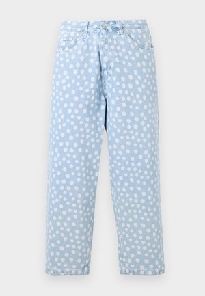 Lichtblauwe jeans met rechte pijpen en onregelmatige witte stippen, met een knop aan de voorkant, een rits en een ontwerp met vijf zakken, weergegeven op een witte achtergrond.