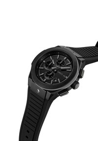 Reloj cronógrafo negro con correa de goma texturizada, bisel redondo y tres subesferas en una esfera negra. Presenta acentos plateados y una ventana de fecha.