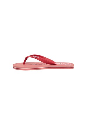 Rote Flip-Flop-Sandale mit pinkfarbener Sohle und weißem Markenaufdruck auf Riemen und Innensohle, von der Seite gezeigt.