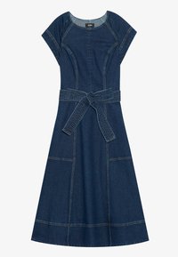 Vestido de mezclilla en azul oscuro, con mangas cortas, un cuerpo ajustado, falda acampanada y un cinturón a juego atado en la cintura. Detalles de costuras en contraste.