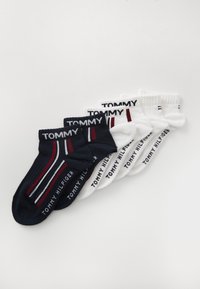 Bomullssockor i marinblått och vitt, med kontrasterande ränder och "TOMMY HILFIGER"-logotyp, mjuk textur och ankellängd.
