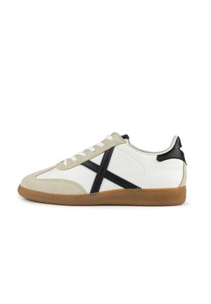 Trainers - white