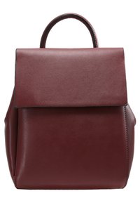 Sac à dos en cuir bordeaux avec une finition lisse, une forme structurée, une poignée supérieure et une fermeture à rabat pliant.