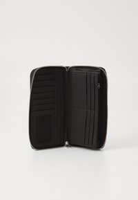 Portafoglio nero con zip, dotato di numerosi slot per carte, una tasca con zip e un interno testurizzato, tutto realizzato in un materiale liscio.