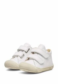 Scarpe bianche in pelle con due strap in velcro, punte rotonde e suole in gomma texturizzata. Presentano un design pulito e dettagli minimali.
