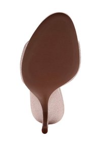 Chaussure à talons hauts avec un dessus texturé couleur nude et un nez pointu. Semelle en caoutchouc lisse et marron, avec un texture nervurée pour l'adhérence.