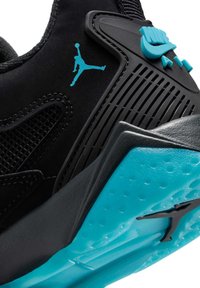 Juodi sportbačiai su tinkleliu ir sintetikinėmis medžiagomis. Turi juodos ir mėlynos spalvų derinį, matomą oro pagalvės modulį ir ikoninė ženkliuką žydroje spalvoje.