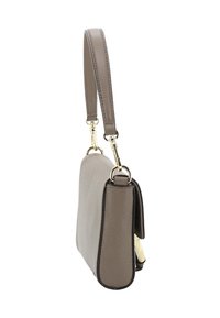 Graue Lederhandtasche mit flachem Design, einem einzigen Henkel und goldfarbenen Beschlägen. Verfügt über eine strukturierte Oberfläche und minimalistische Nahtdetails.