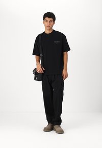 AllSaints UNDERGOUND CAMO - Camiseta estampada - jet black