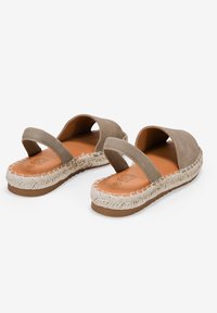 Sandali espadrillas beige con due larghe cinghie, una finitura in suede testurizzata e una suola in juta intrecciata, con una soletta in gomma marrone.