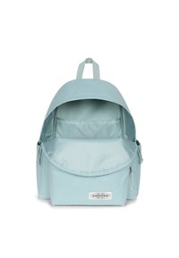 Mochila de color azul claro con parte superior redondeada, que cuenta con un amplio compartimento principal, un bolsillo frontal y un asa de transporte de cintas.