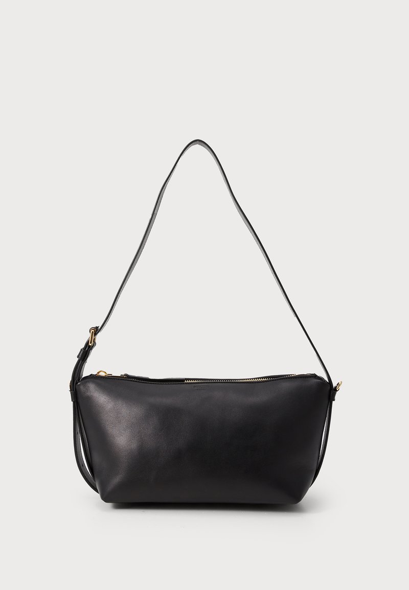 Fekete bőr válltáska, egy hosszú, állítható pánttal és arany zippzárral a tetején, sima háttér előtt kiállítva.