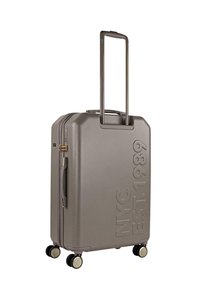 Maleta rígida en taupe metálico, con texto en relieve, asa telescópica y cuatro ruedas con acentos bicolor.