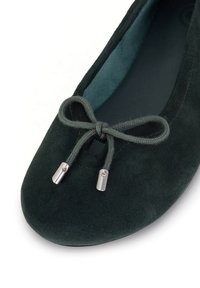 Tume roheline sametist balletipaar, millel on ümar varvas, sobiva paelaga ja metallaktsentidega paelte otstes. Pehme sisevooder.