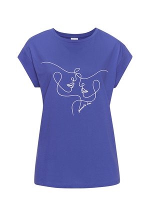 Niebieski t-shirt z krótkim rękawem z białym rysunkiem ciągłej linii dwóch twarzy i tekstem "Proud to love" pod projektem.