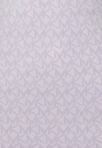 Tissu violet clair avec un motif géométrique subtil de formes en diamant entrelacées et de lignes verticales, créant une profondeur visuelle texturée.