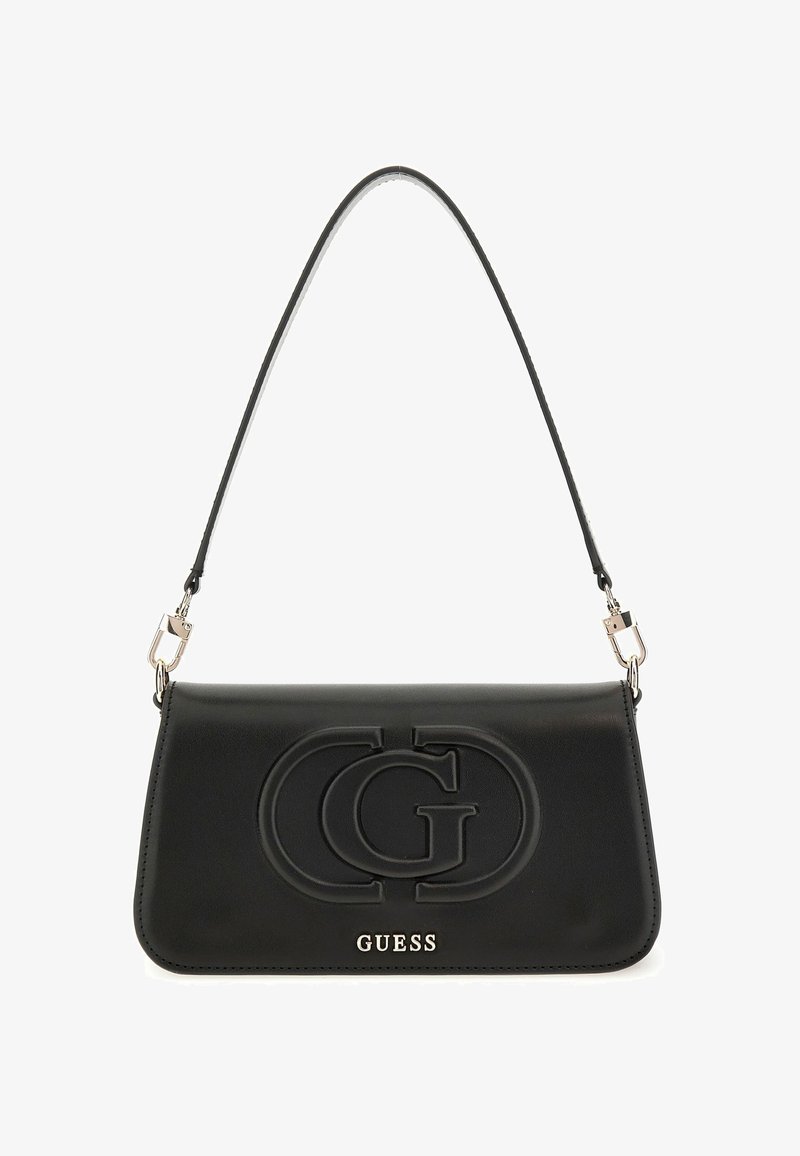 Sac à main noir en simili cuir avec un logo texturé, de forme rectangulaire plate et une fine bandoulière. Présente un accent argenté avec le nom de la marque.