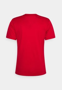 Rød kortærmet t-shirt lavet af blødt stof, med rund halsudskæring og en afslappet pasform, uden karakteristiske mønstre eller detaljer.