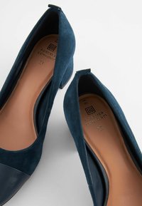 Next FOREVER COMFORT LOW BLOCK REGULAR WIDE FIT - Pumps - navy