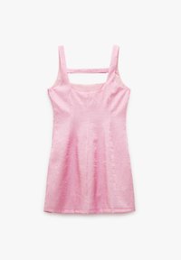 Vestido sin mangas de color rosa con una tela texturizada, escote recto y corte cuadrado en la espalda. Presenta una silueta ajustada y un dobladillo a la altura de la rodilla.