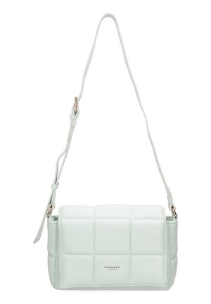 Borsa a spalla verde chiaro con design trapuntato, caratterizzata da una texture liscia e tracolla regolabile. Accenti dorati sui dettagli della tracolla.