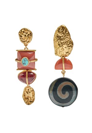 Asymetryczne kolczyki w złotym odcieniu z detalami z czerwonych, turkusowych i czarnych kamieni w kształcie spirali, łączące teksturowane i gładkie geometryczne formy.