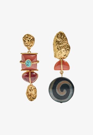 Asymetryczne kolczyki w złotym odcieniu z detalami z czerwonych, turkusowych i czarnych kamieni w kształcie spirali, łączące teksturowane i gładkie geometryczne formy.
