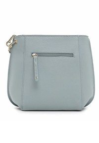 Pochette in pelle blu chiaro con tasca anteriore con zip, superficie liscia, forma arrotondata e dettagli in hardware tono oro.