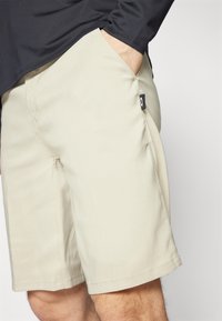 Oakley TERRAIN SHORT - Sport rövidnadrágok - silver sage/white