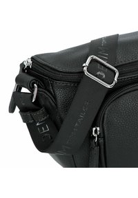 Schwarze, strukturierte Leder-Umhängetasche mit Reißverschluss, verstellbarem Nylonriemen und Hardware in Silberfarbe für die Befestigung.