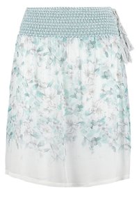 Hame floral print dengan pinggang biru muda yang berkerut, menampilkan bahan transparan yang ringan dengan pola bunga putih dan aqua.