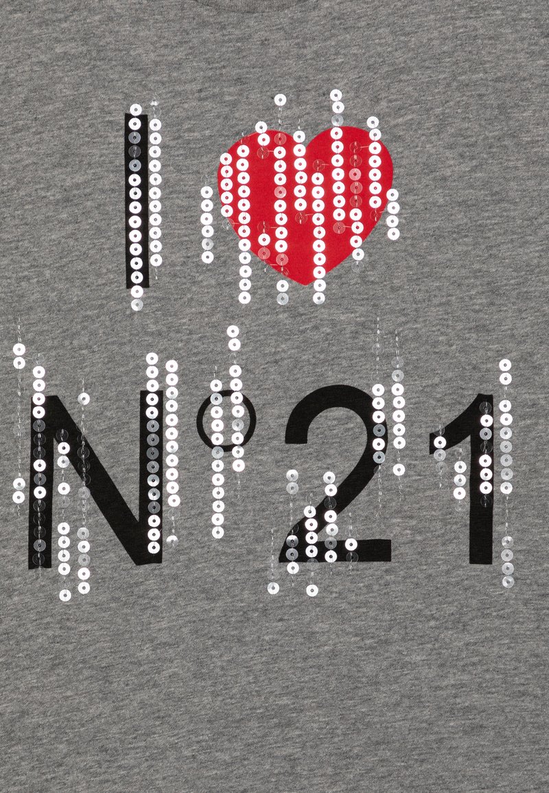 Graues T-Shirt mit schwarzem, fettem Text "I love N°21", einem roten Herz und herabfallenden Pailletten zur Dekoration. Standard-Baumwollmaterial.