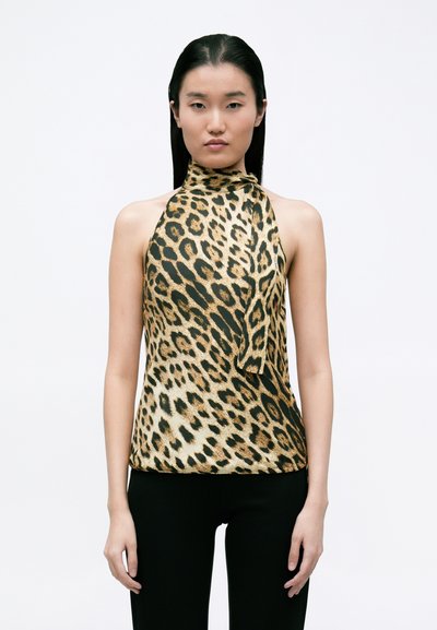 Top con scollo all'americana in stampa leopardata con un fiocco al collo, presentante colori oro, nero e crema. Realizzato in tessuto morbido con una silhouette aderente.