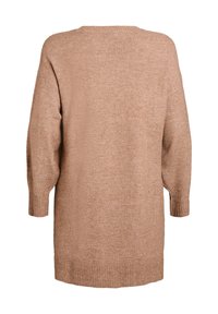 Gebreide oversized trui in lichtbruin, met een ronde hals, verlaagde schouders en geribde manchetten en zoom voor extra textuur.