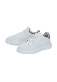 Weiße Leder-Sneaker mit strukturiertem Finish, runder Zehenpartie, kontrastierendem lila Fersenakzent und flacher Gummisohle. Schnürdesign mit Perforationen.